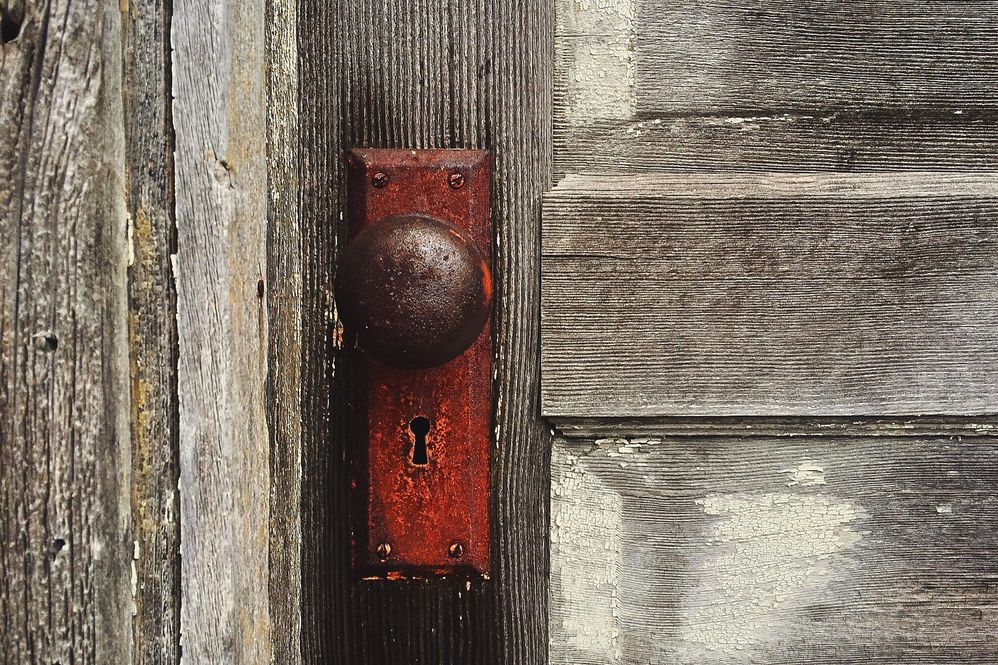 door-1110671_1920.jpg